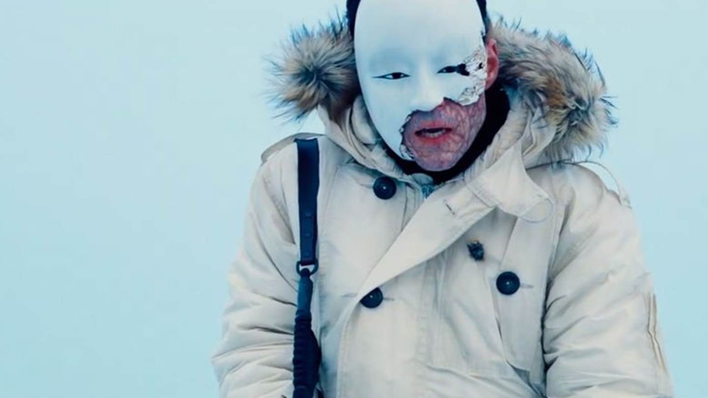 H πραγματική σημασία της μάσκας του Safin στο No Time To Die