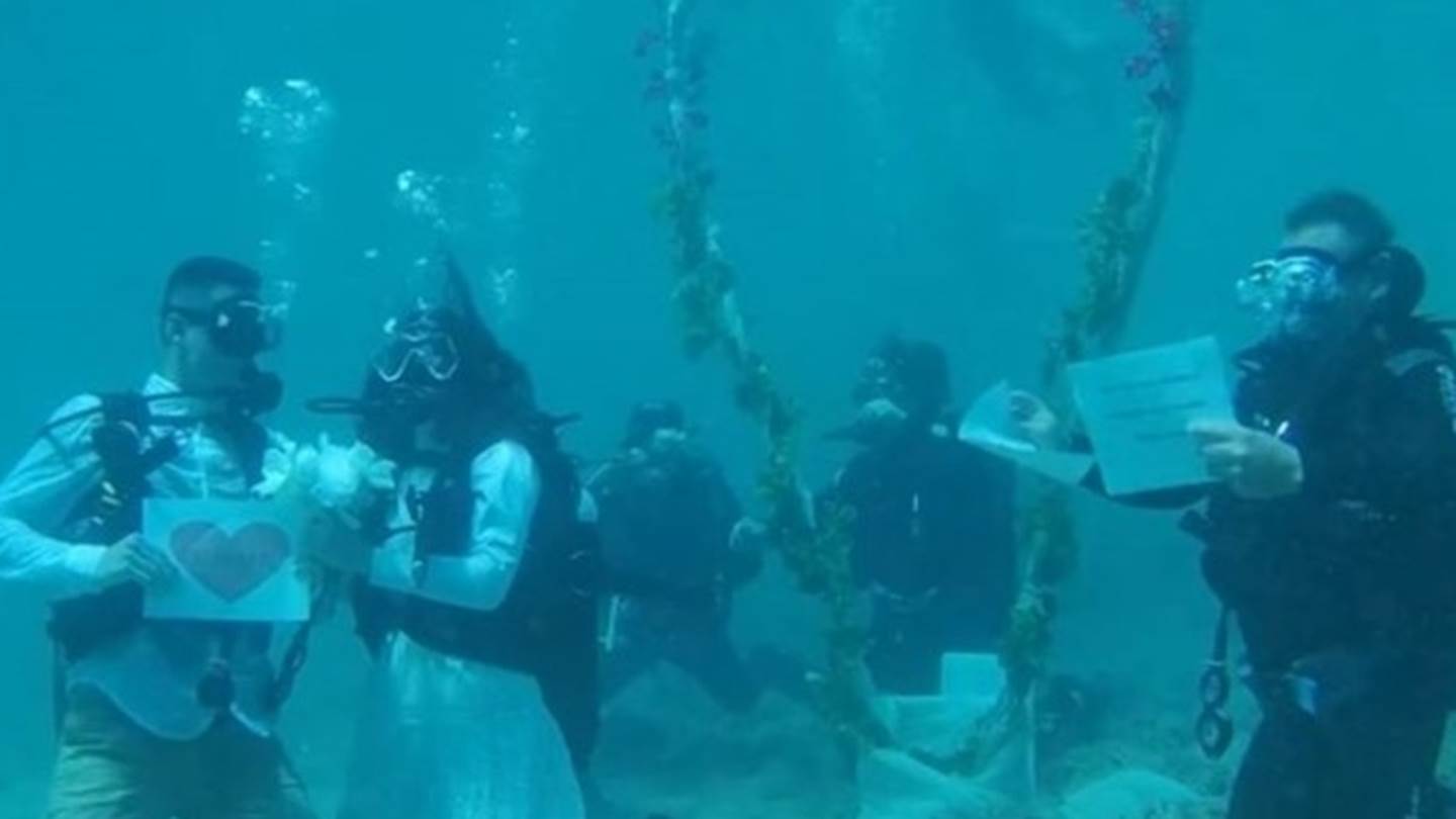 Στην Αλόννησο τώρα και υποβρύχιοι πολιτικοί γάμοι