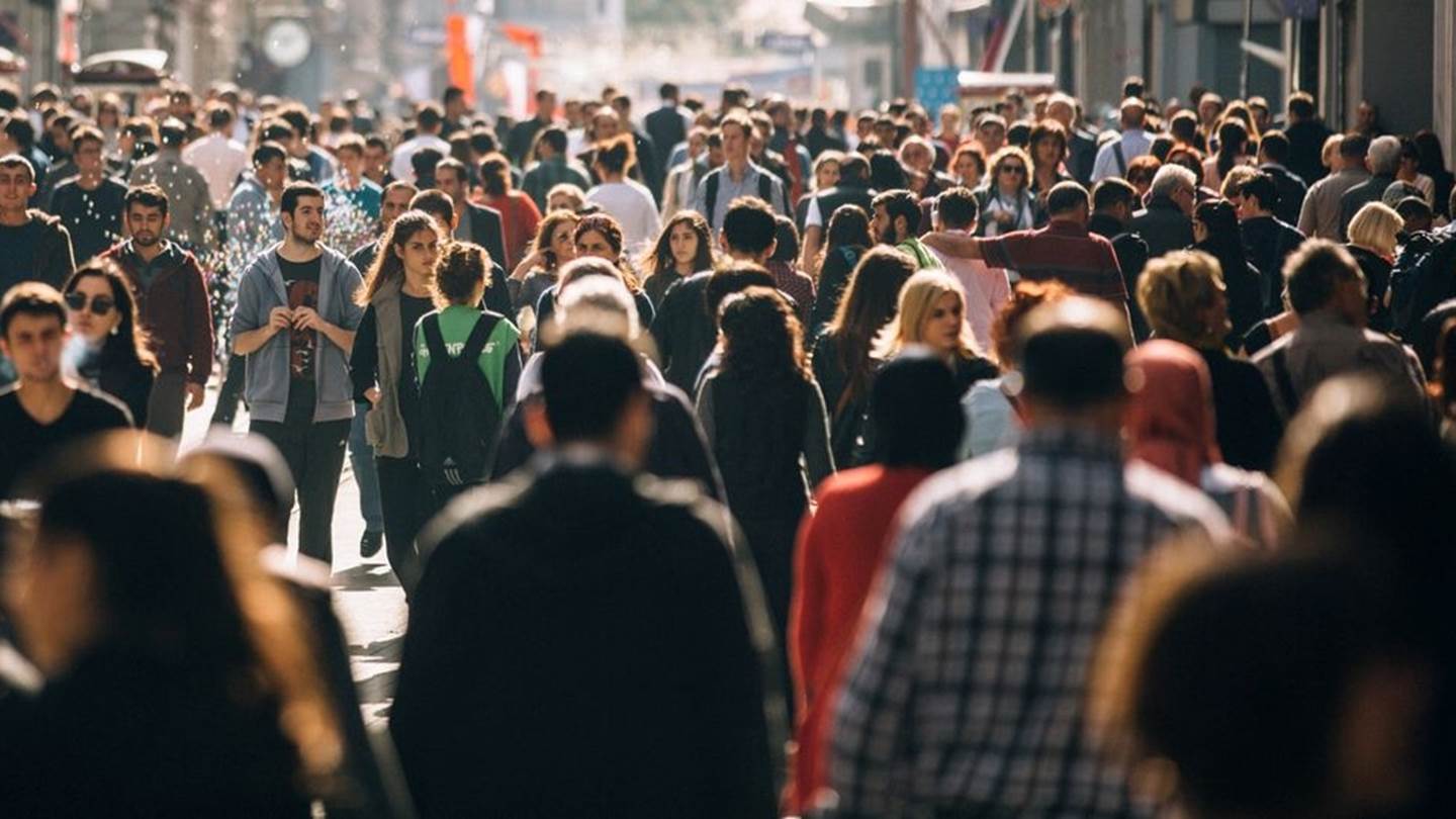 Αυτές είναι οι αυξήσεις που θα πάρουν 3,5 εκατομμύρια δημόσιοι και ιδιωτικοί υπάλληλοι