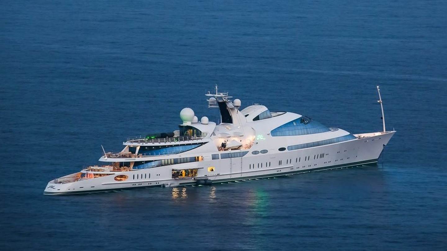 Το υπερπολυτελές γιοτ της βασιλικής οικογενείας των Ηνωμένων Αραβικών Εμιράτων βρίσκεται στο Ναύπλιο