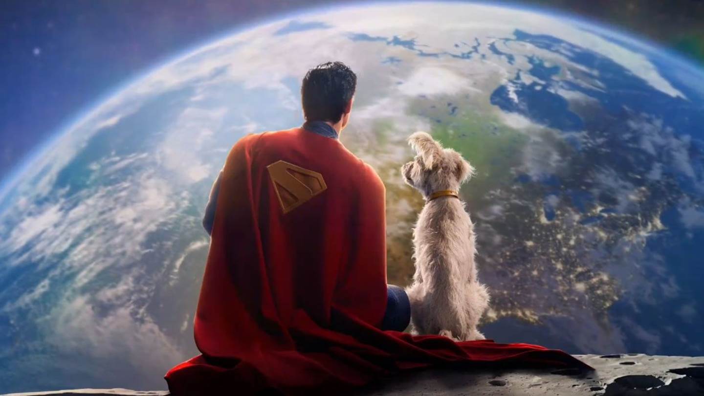 O Superman ποζάρει με τον σκύλο του για τη νέα ταινία του James Gunn
