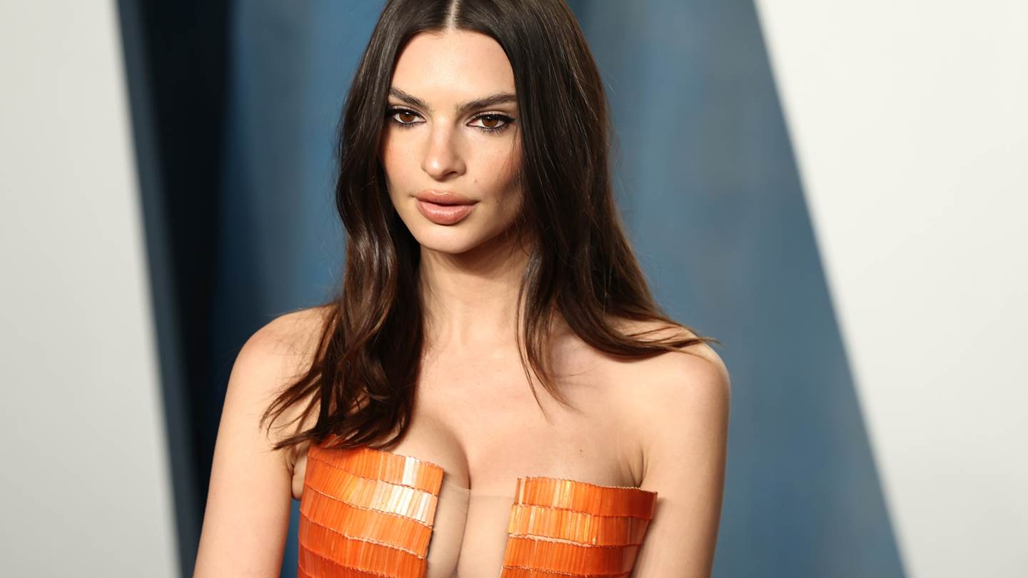 Άλλη μία καυτή μέρα από την καθημερινότητα της Emily Ratajkowski