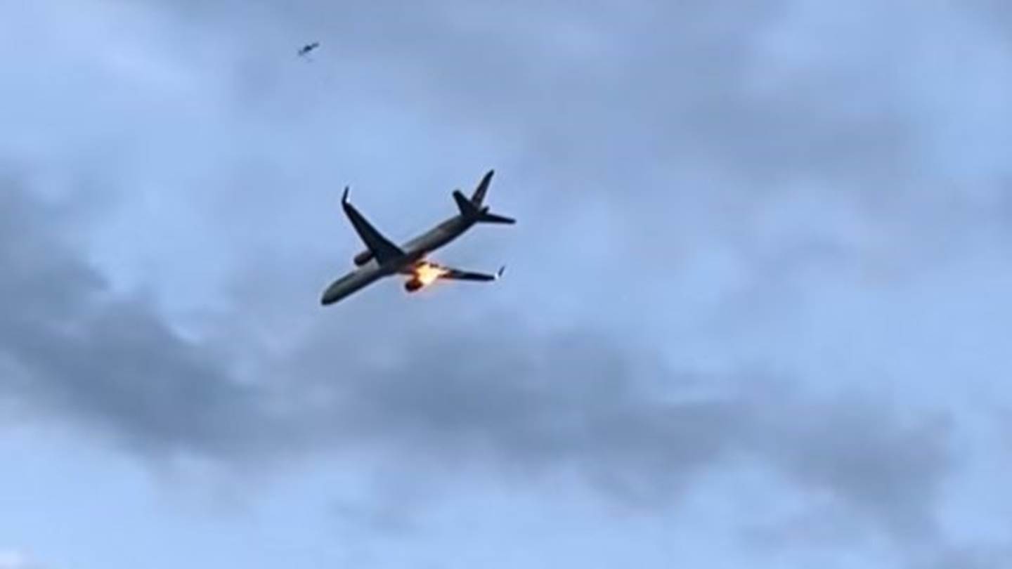 Η στιγμή της έκρηξης σε κινητήρα αεροπλάνου πάνω απ' την Κέρκυρα (βίντεο)