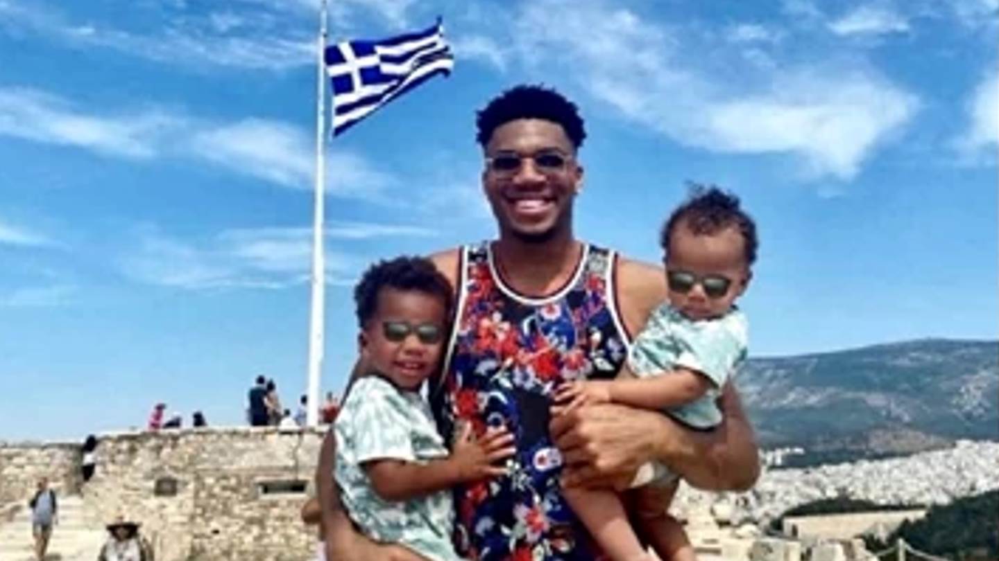 Γιάννης Αντετοκούνμπο και υιοί, στην Ακρόπολη