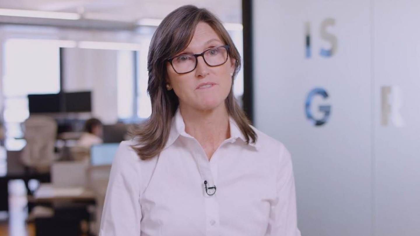 Μετοχές της Tesla αξίας 297 εκατομμυρίων δολαρίων πούλησε η Cathie Wood