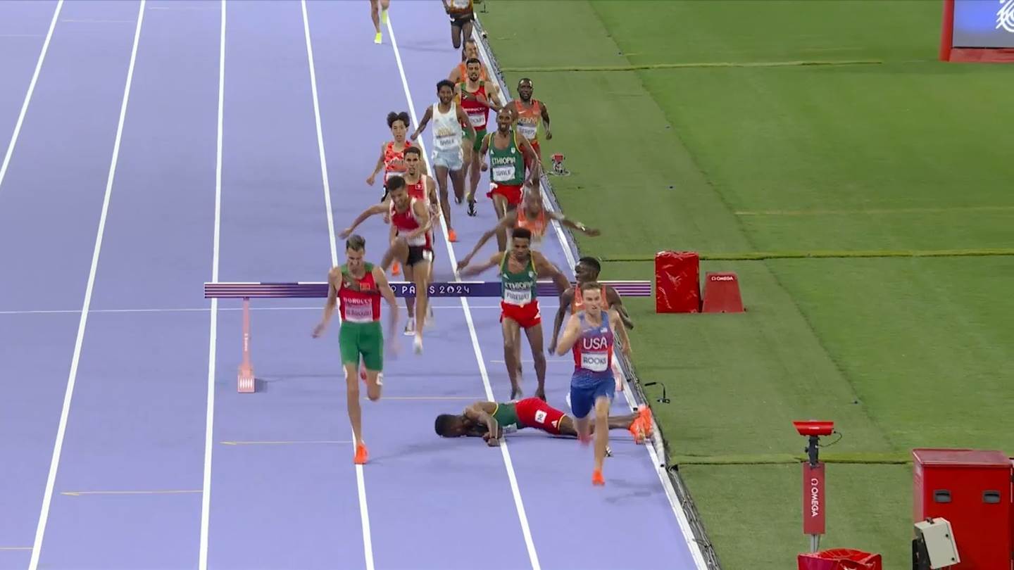 Το σοκαριστικό ατύχημα του Αιθίοπα δρομέα στους Ολυμπιακούς Αγώνες 2024