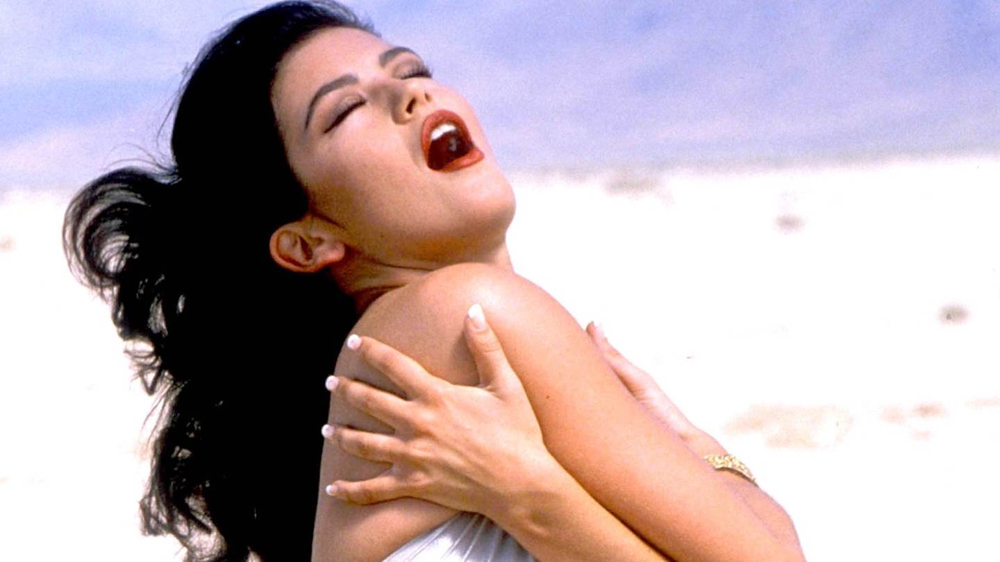 Catherine Zeta Jones: Κάνει χούλα χουπ φορώντας μόνο ένα καπέλο και το μπικίνι της