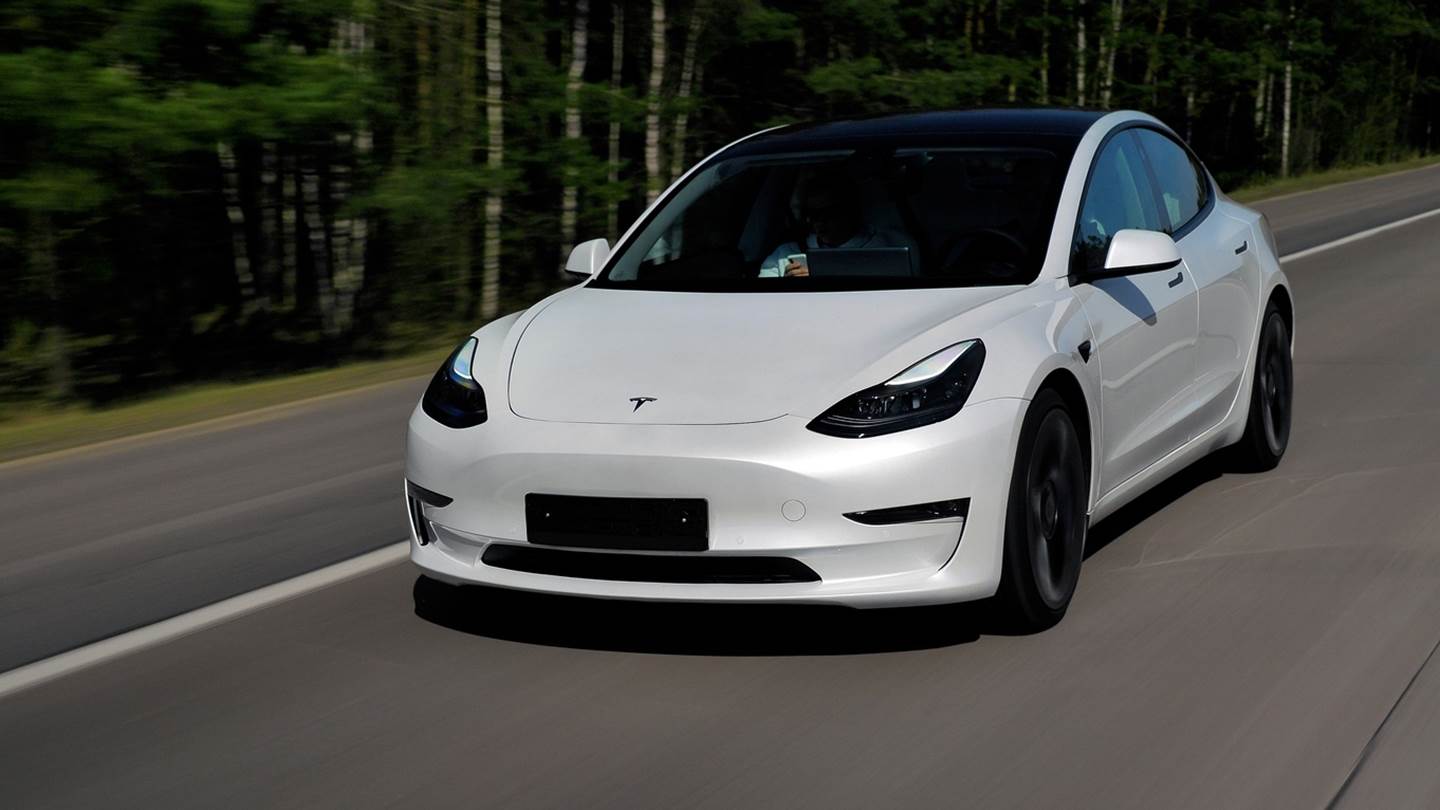 Ισχύει άραγε ότι οι μισοί κάτοχοι αυτοκινήτων Tesla επιστρέφουν στη βενζίνη;