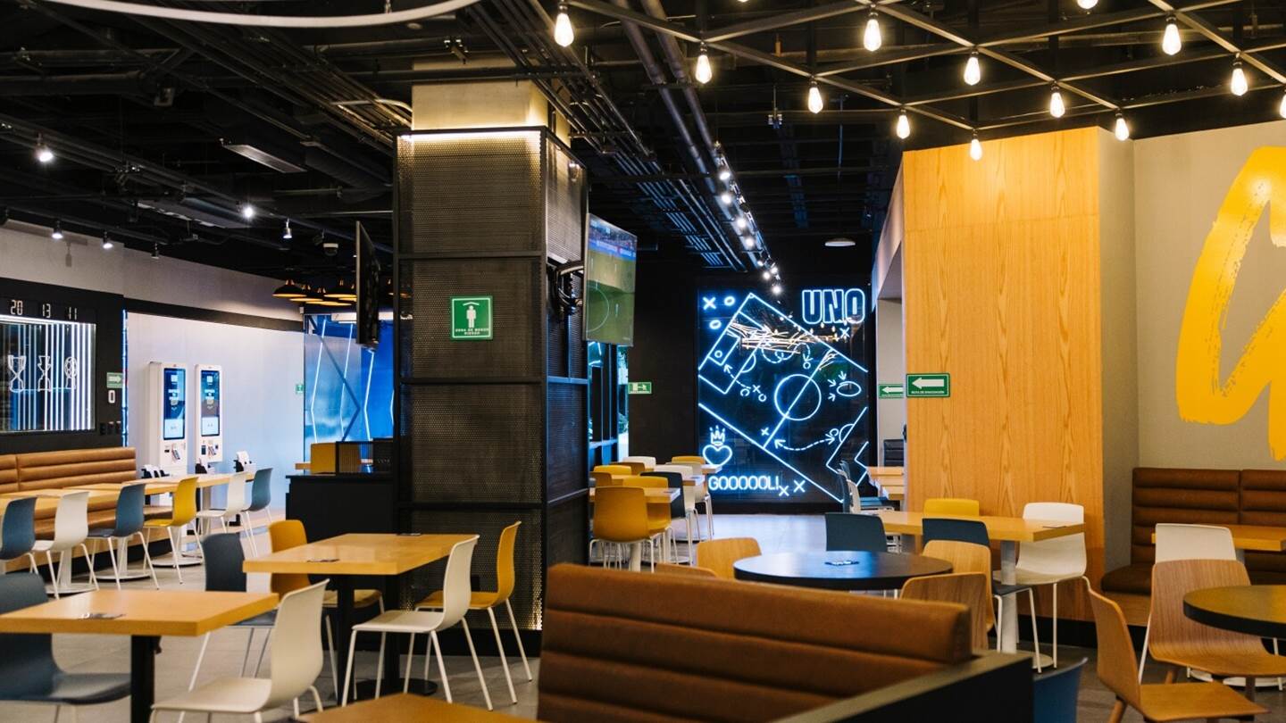 Απολαμβάνοντας burger στο εστιατόριο των πρωταθλητών