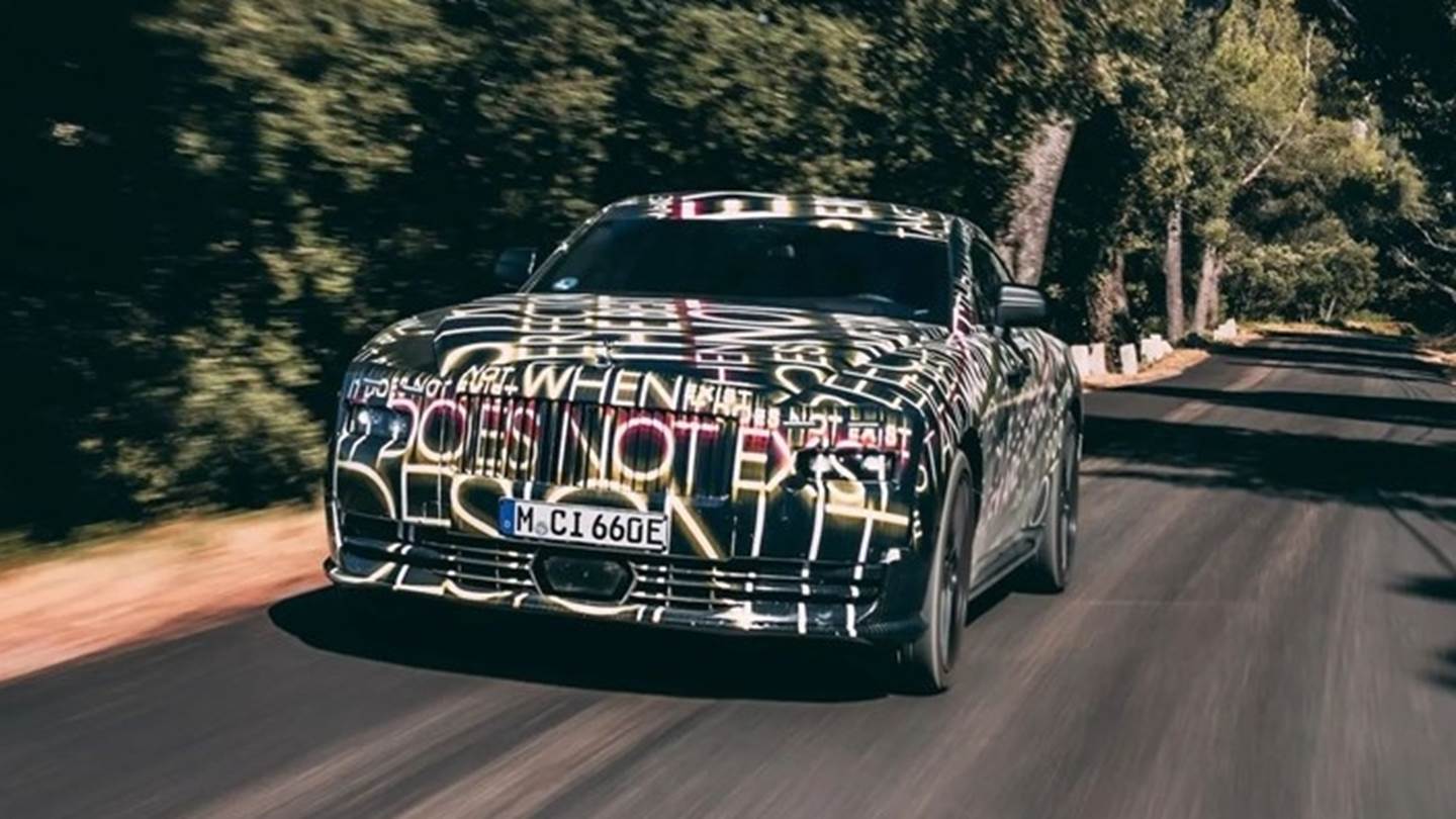 To πρώτο ηλεκτρικό αυτοκίνητο της Rolls-Royce βολτάρει στη Γαλλική Ριβιέρα
