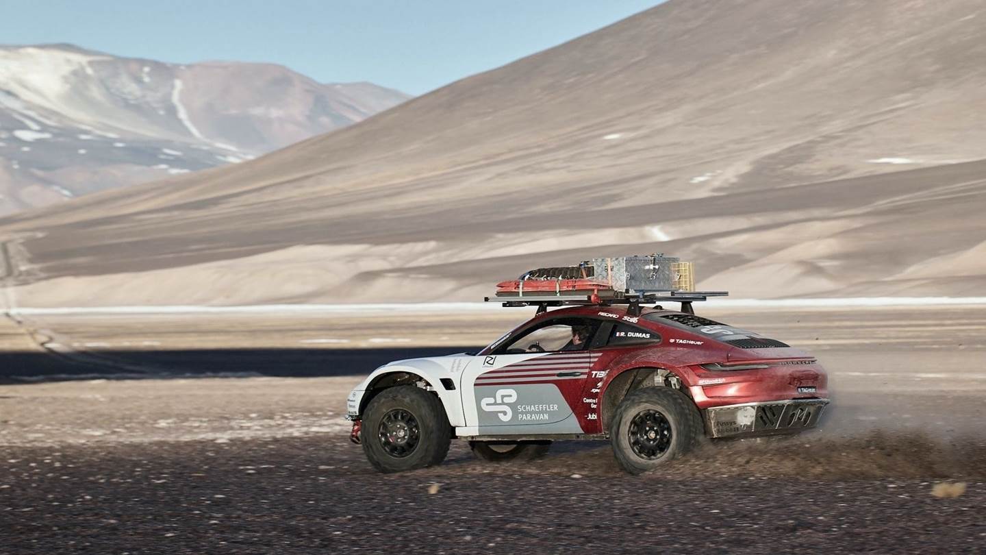 Μια Porsche 911 στο υψηλότερο ηφαίστειο του κόσμου