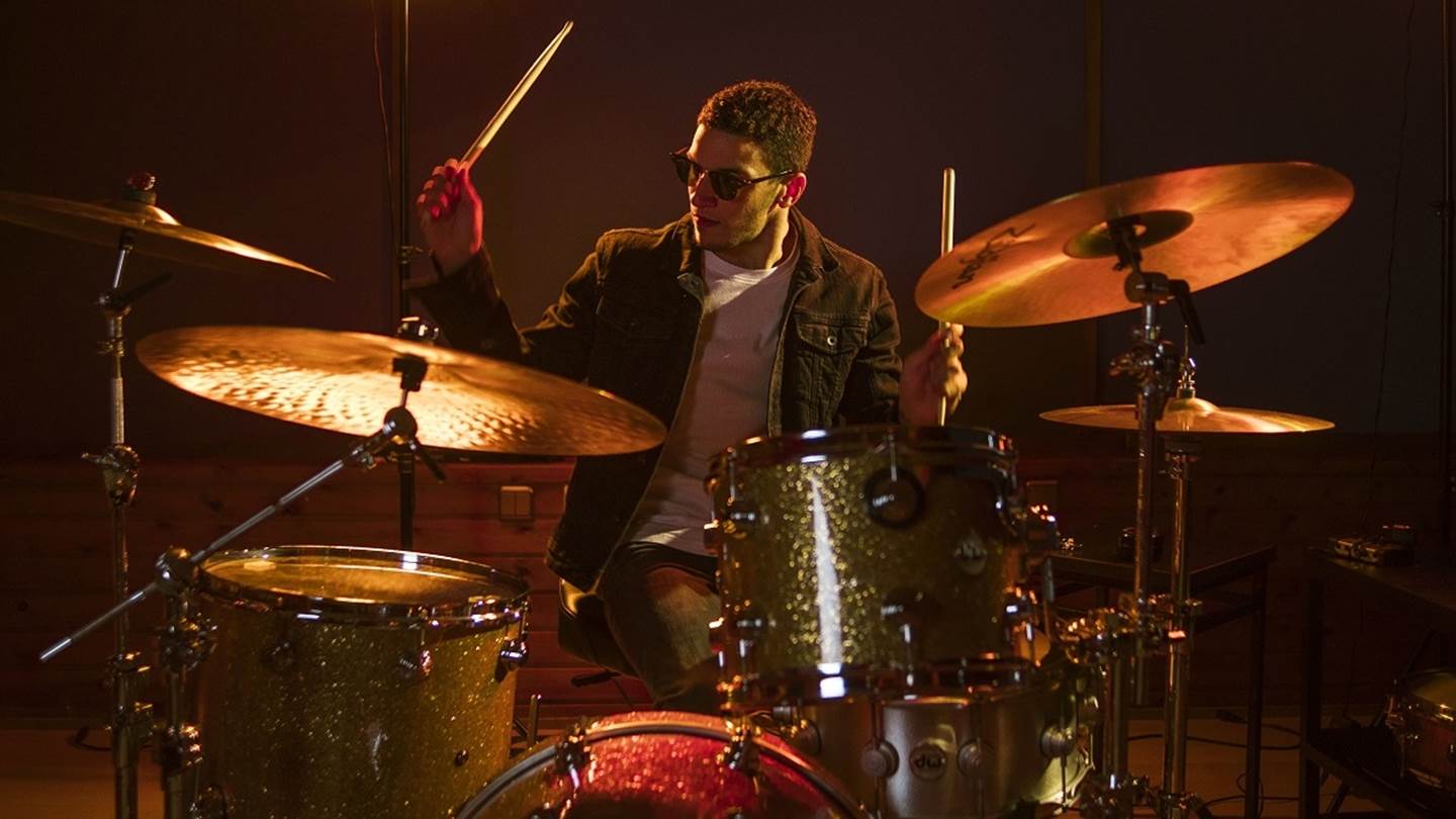 Ο Άγγελος Πεντάρης στο rooftop του The Foundry Suites Athens