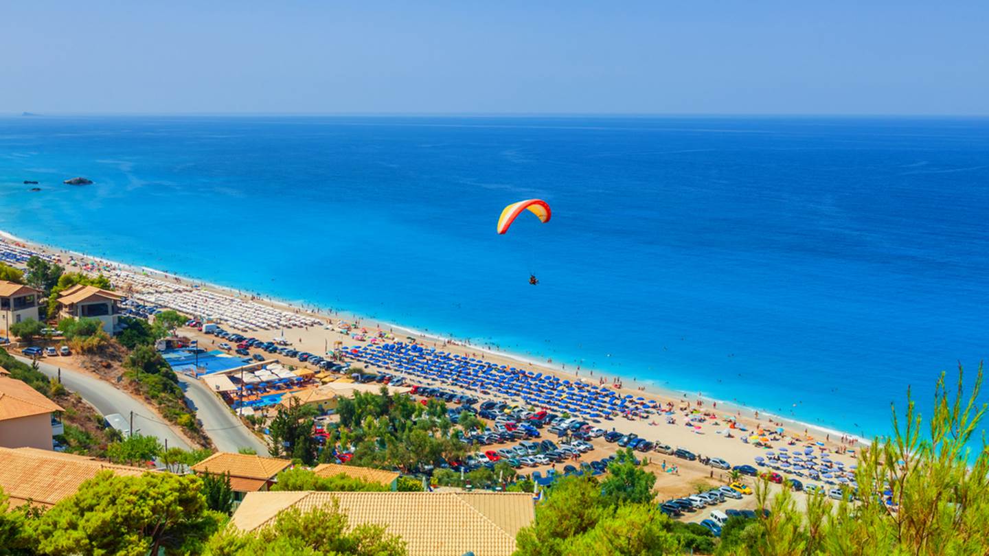 Η Ελλάδα ετοιμάζει ξαπλώστρες και ομπρέλες από τον Μάιο σύμφωνα με το Reuters