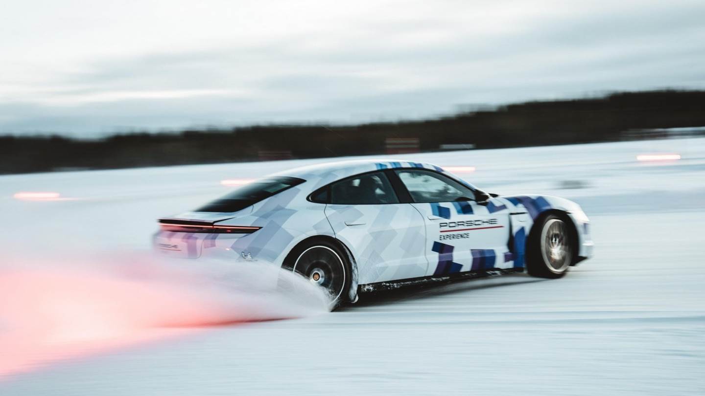 Δείτε την Porsche Taycan να κάνει ένα εντυπωσιακό ρεκόρ Guinness (video)