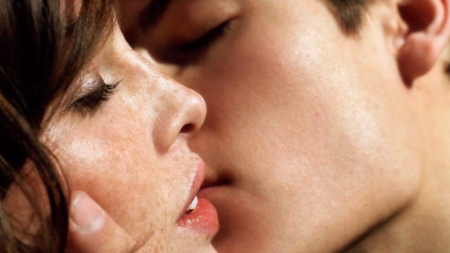 Τι συμβαίνει στον εγκέφαλό μας όταν φιλιόμαστε
