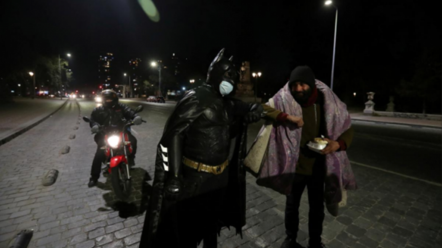 O Batman τριγυρίζει στους δρόμους της Χιλής και μοιράζει φαγητό στους άστεγους