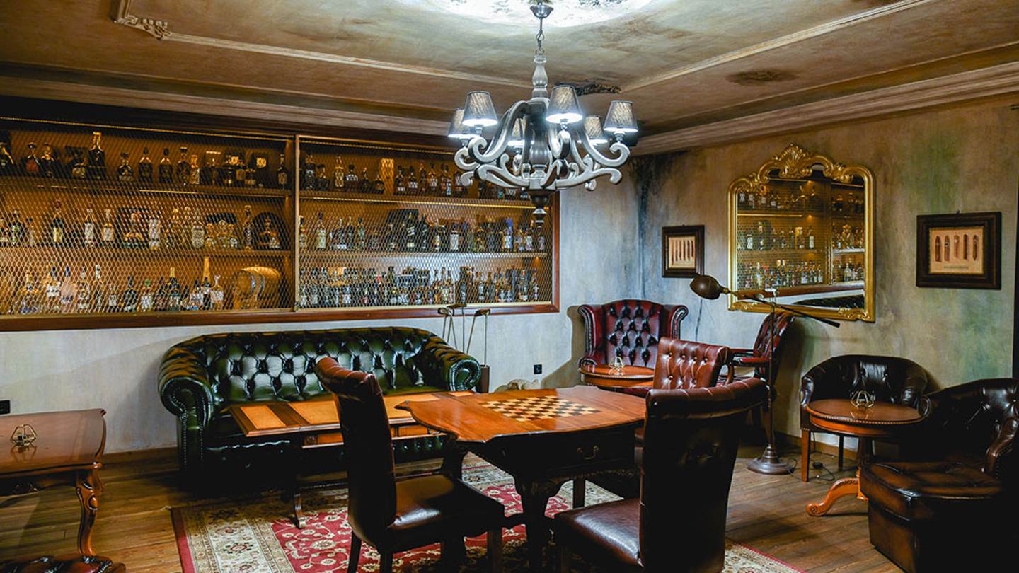 Δοκιμάζοντας ουίσκι στην Αθήνα, σαν σε αποστακτήριο