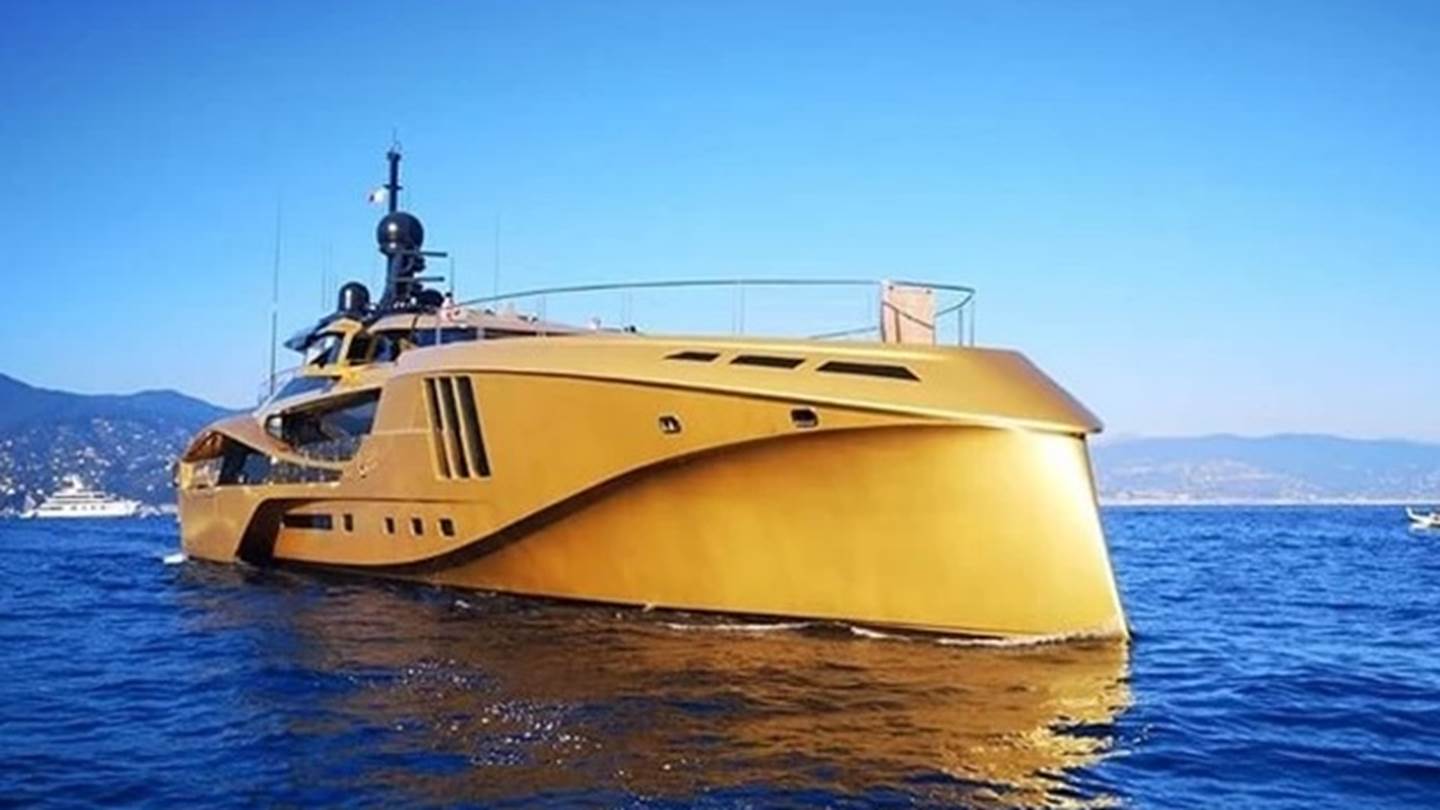 Καμία έκπληξη, το ολόχρυσο γιοτ Khalilah στη Μύκονο