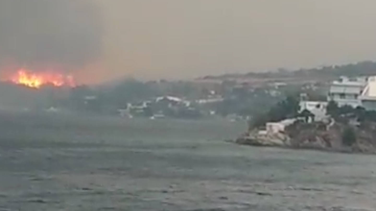 Στις φλόγες και το Μαρμάρι Ευβοίας