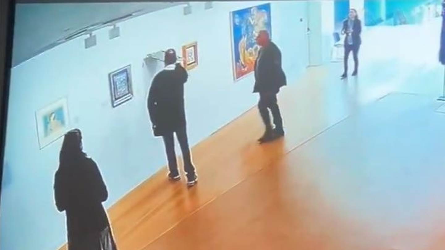 Βίντεο: H στιγμή που βουλευτής της Νίκης βανδαλίζει έργα στην Εθνική Πινακοθήκη