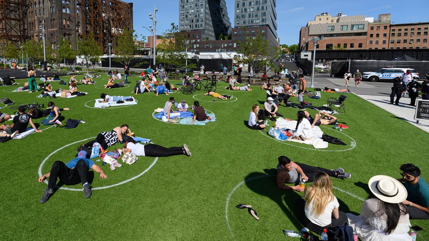 Κοινωνική απόσταση στα πάρκα της Νέας Υόρκης, οι φωτογραφίες