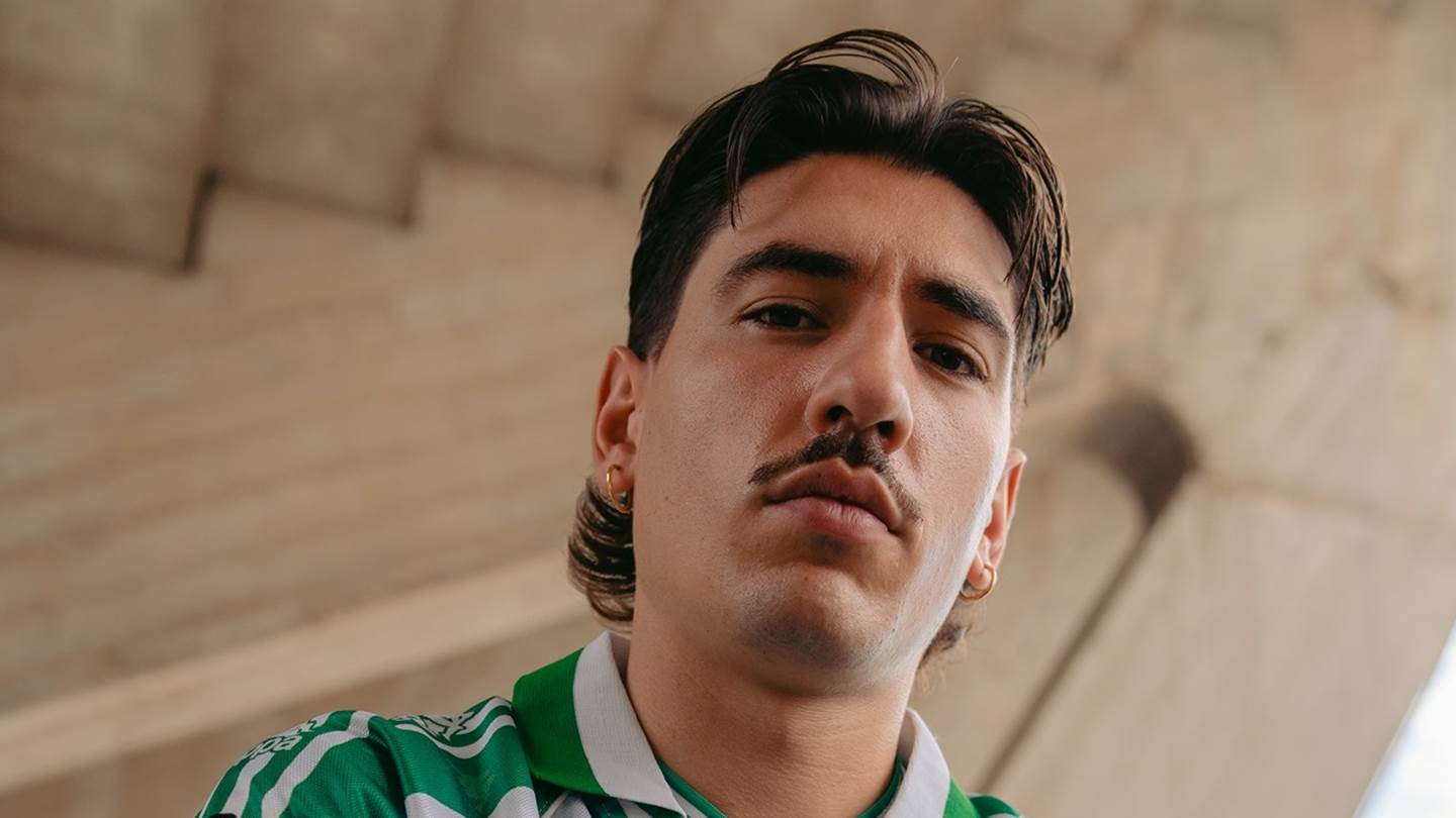 Héctor Bellerín σε vintage ποδοσφαιρικό στυλ