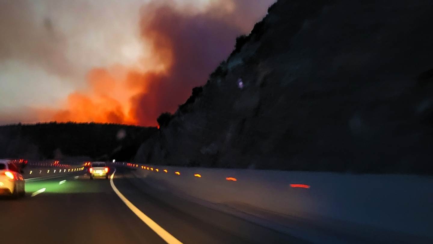 Συνεχίζεται η μάχη με τις φλόγες σε Αίγιο, Κέρκυρα, Κάρυστο, Ρόδο και Υλίκη
