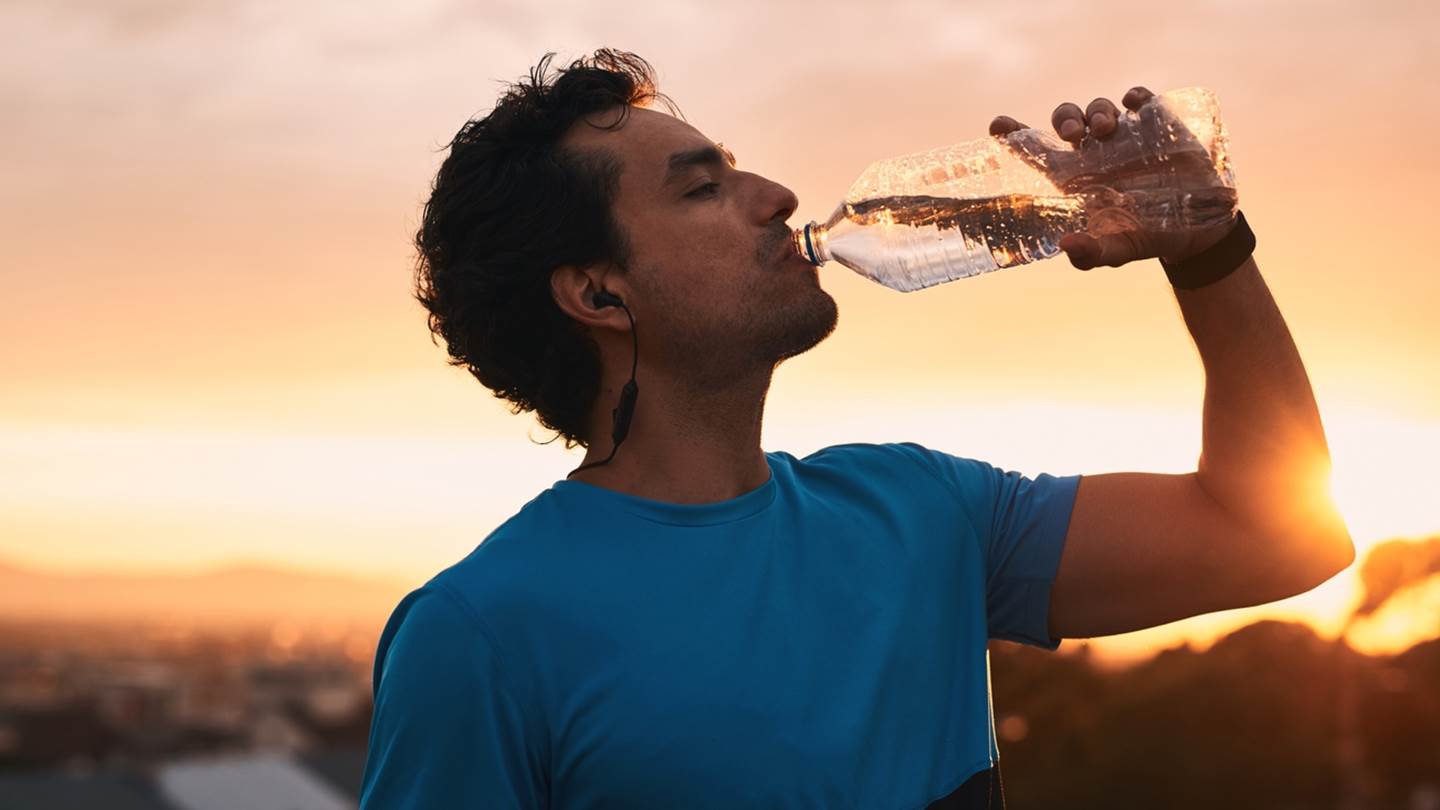 Γιατί το να πίνεις συνεχώς νερό δεν είναι καλή ιδέα