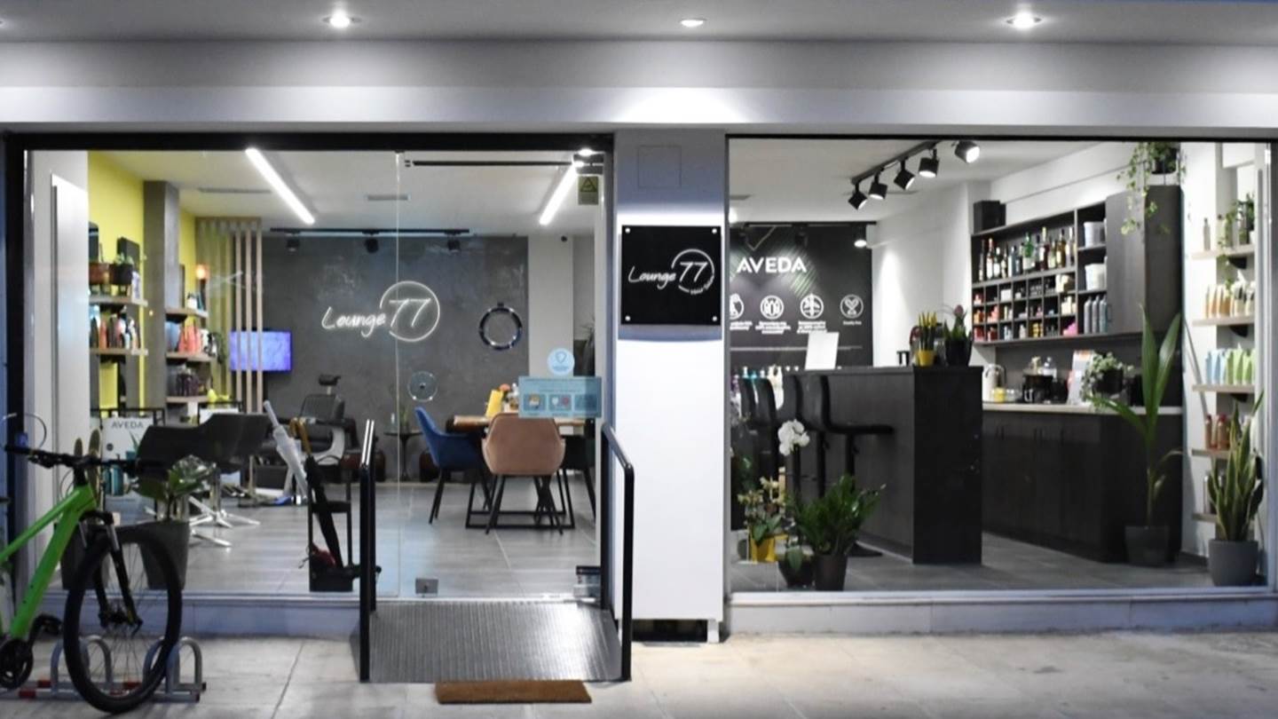 Το Lounge77 δεν είναι ένα συνηθισμένο κομμωτήριο
