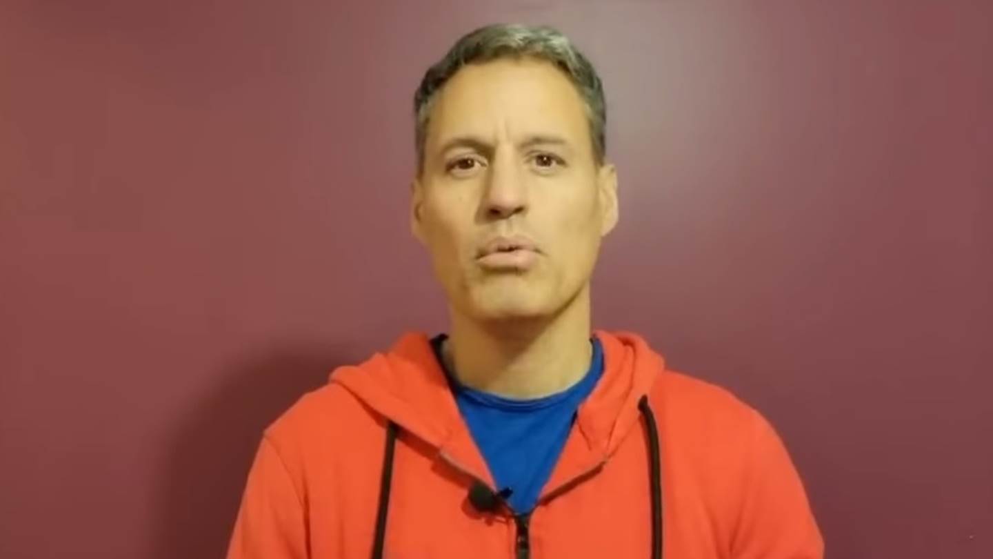 Ο Γρηγόρης Πετράκος λέει πως κάνει εμετό στη μούρη μας