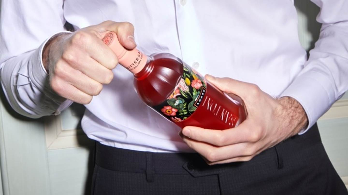 Ο Simone Caporale παρουσιάζει το Amaro Santoni