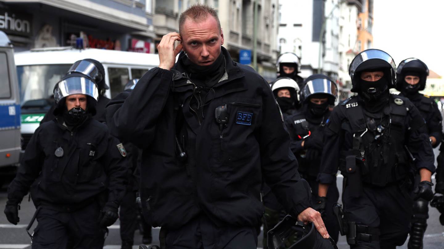 Γερμανός αστυνομικός γονατίζει στον λαιμό ανηλίκου κατά την προσαγωγή