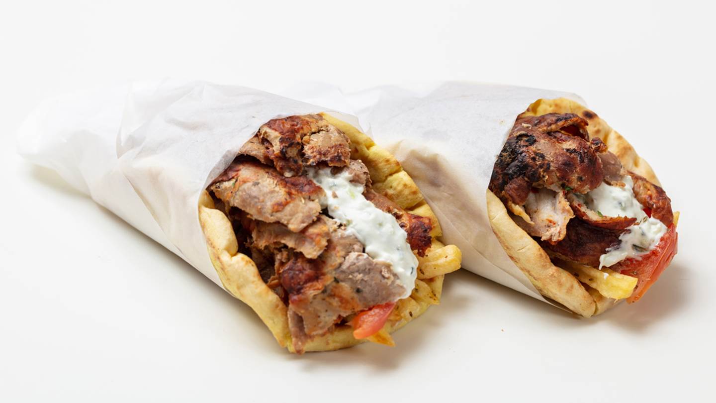 Γιατί πληρώνουμε πια τόσο ακριβά (και) το σουβλάκι