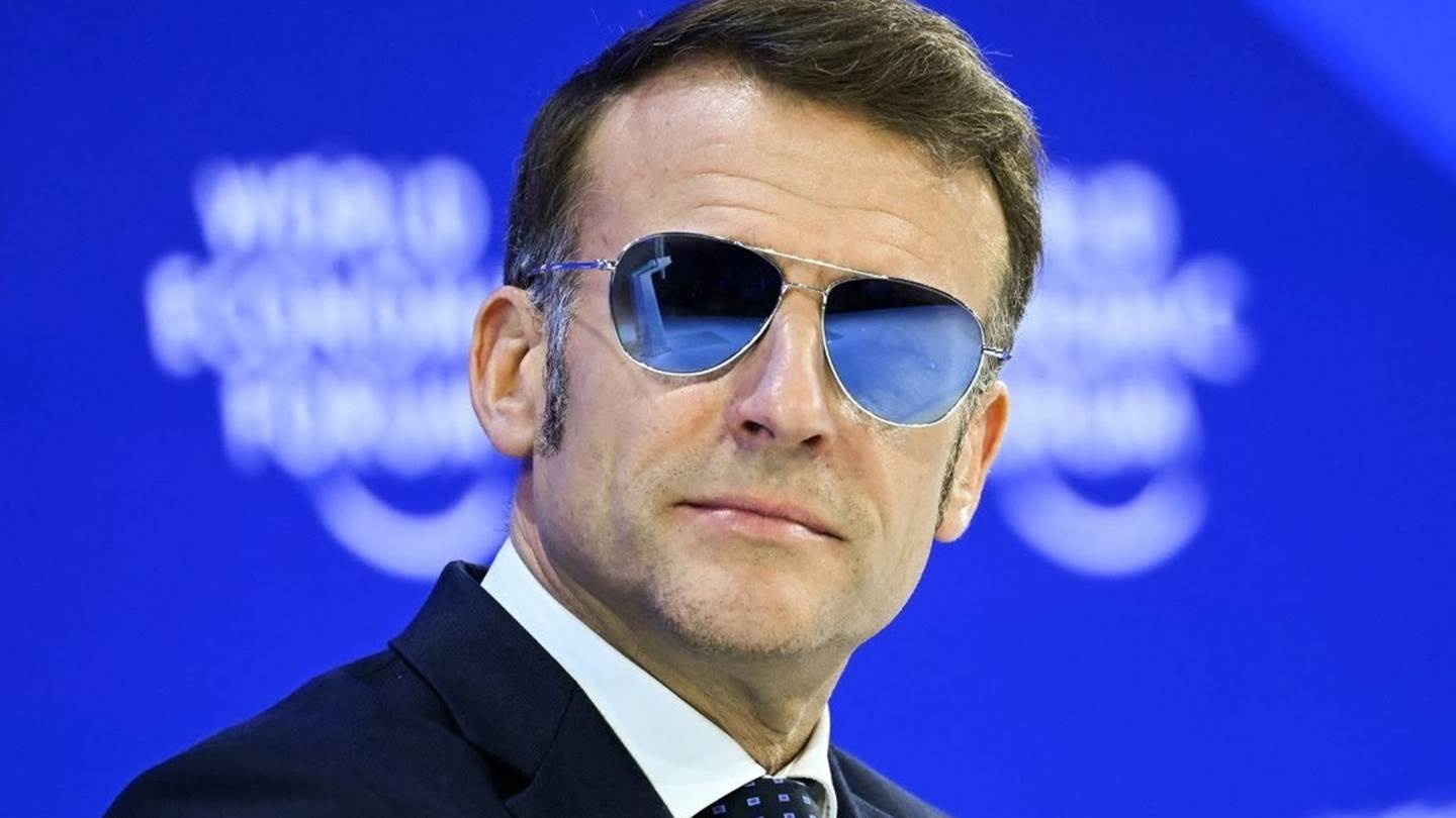 Γιατί ο Emmanuel Macron εμφανίστηκε με τα γυαλιά του Top Gun στο Νταβός