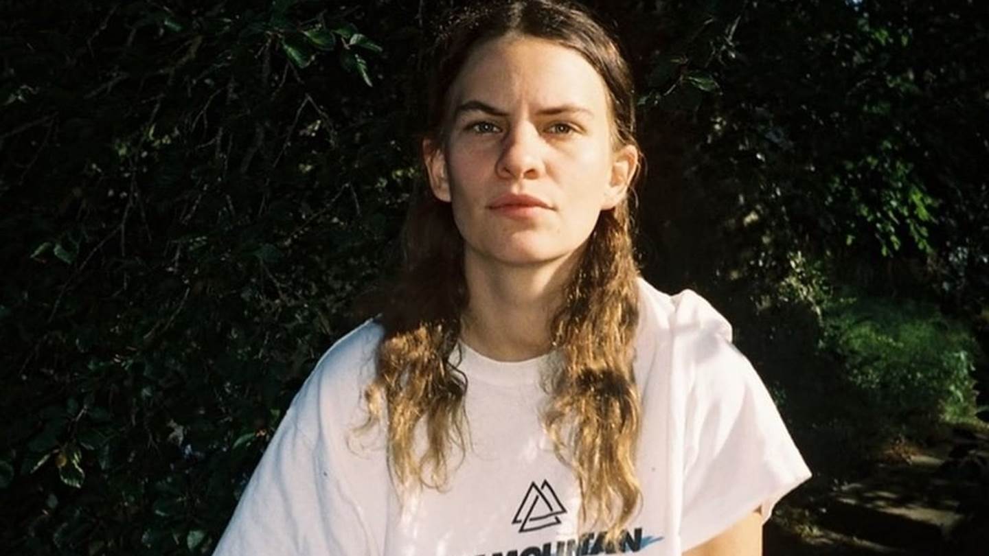 Ήξερες πως ο Freddie στο Ripley είναι το non-binary παιδί του Sting;