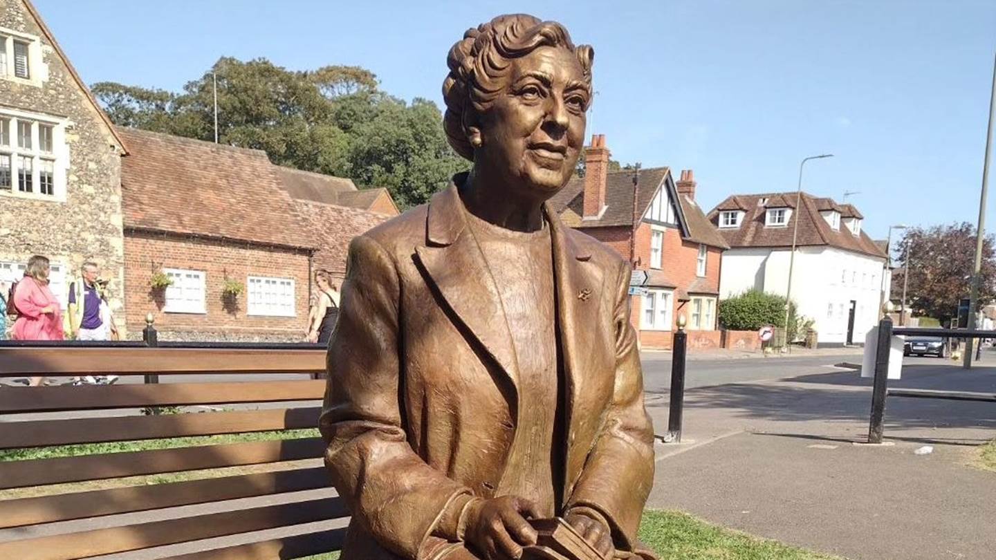 Άγαλμα της Agatha Christie στην πόλη, στην οποία έζησε για 42 χρόνια
