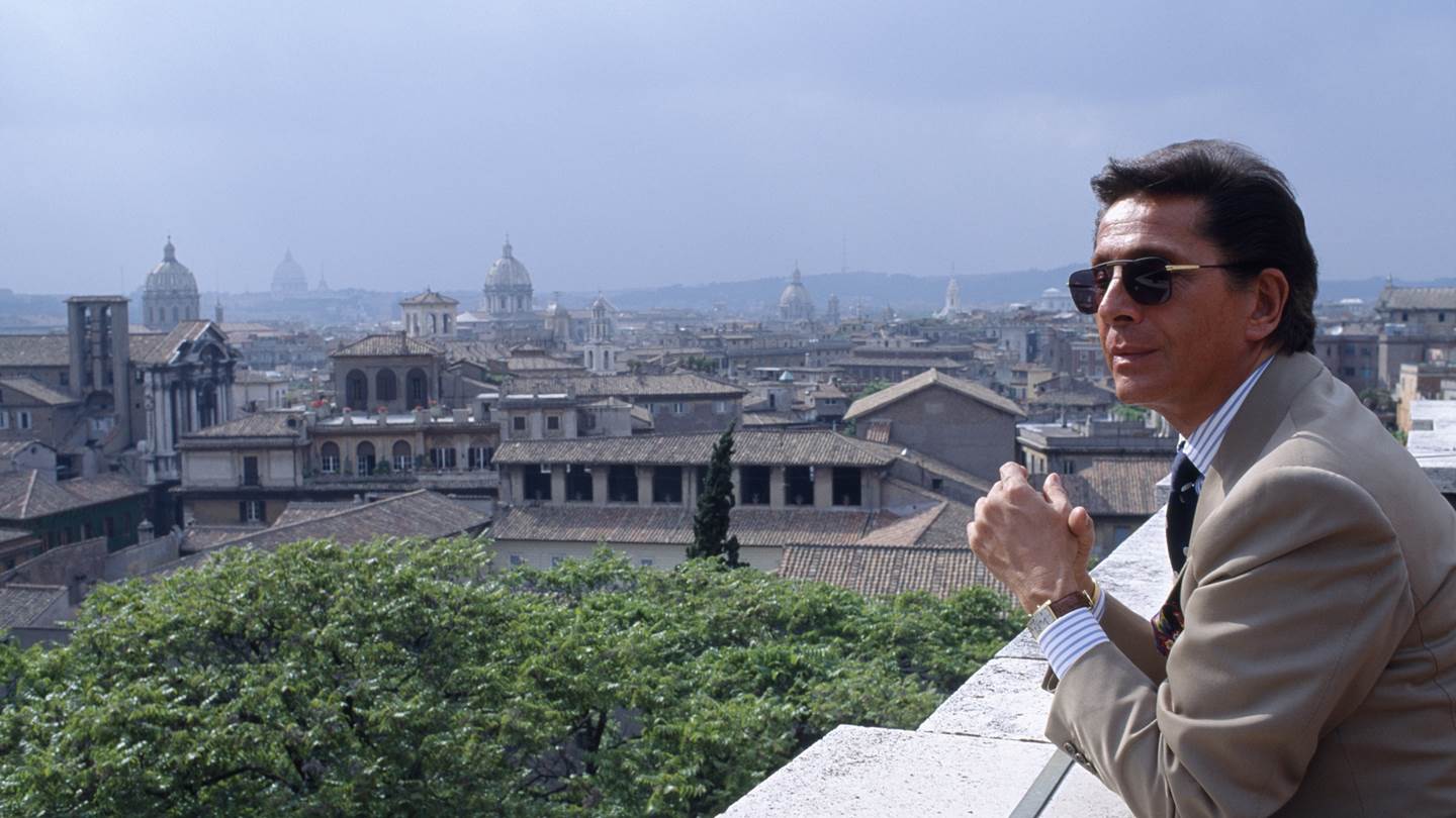 Valentino Garavani 1932-2026 | Η κομψότητα ως τέχνη μέσα από το έργο του αείμνηστου σχεδιαστή μόδας