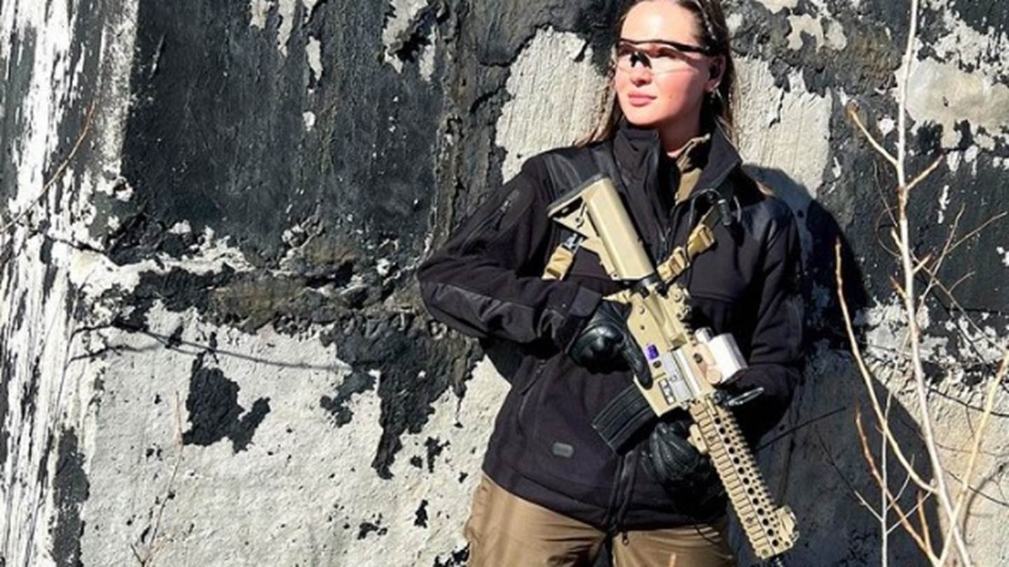 Anastasiia Lenna, η Μις Ουκρανία πήρε τ' 'οπλο της