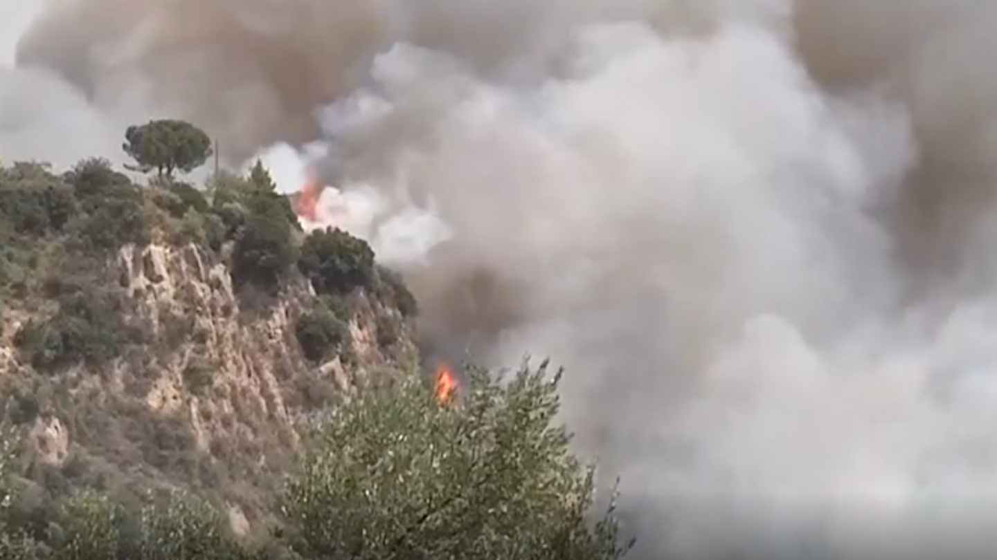 Αναζωπύρωση σε δύο μέτωπα στη Βαρυμπόμπη