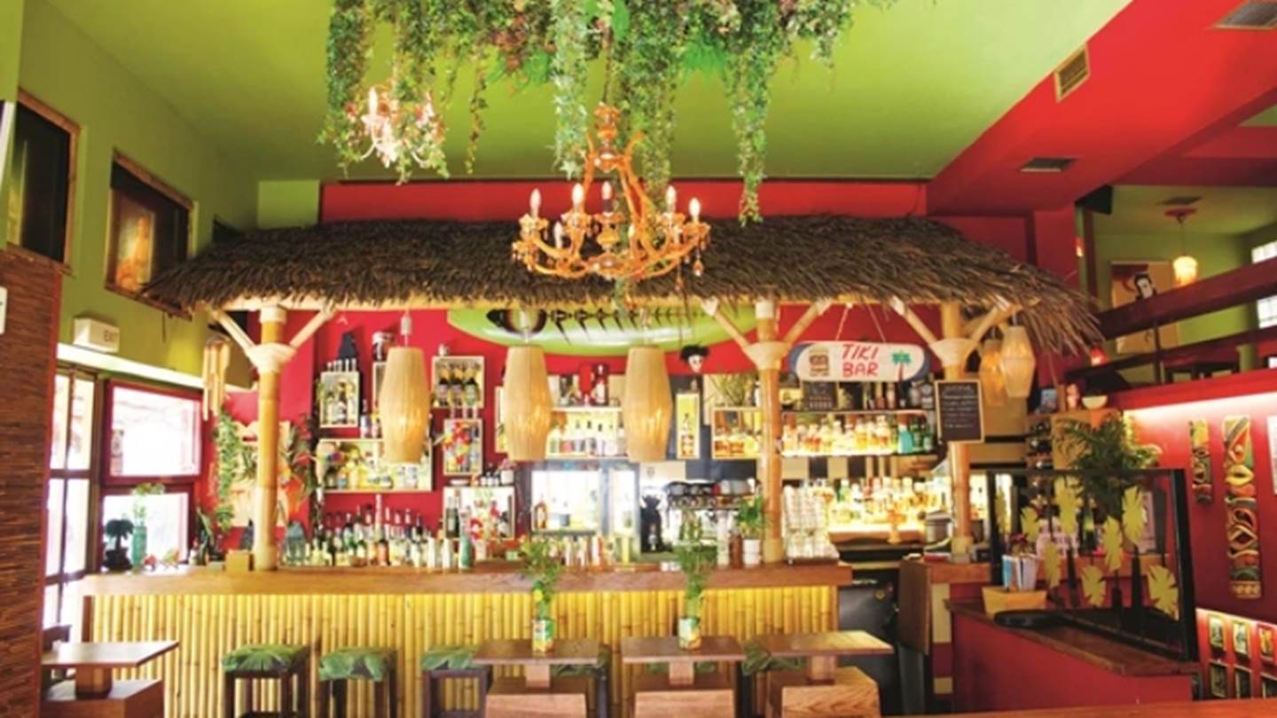 Στο Tiki bar το κλίμα είναι τροπικό
