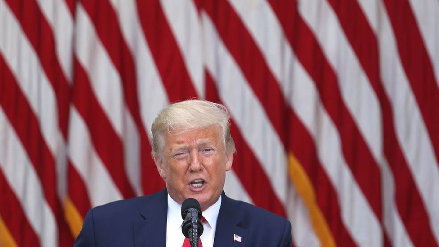 Ο Donald Trump πουλά όπλα εν μέσω πανδημίας