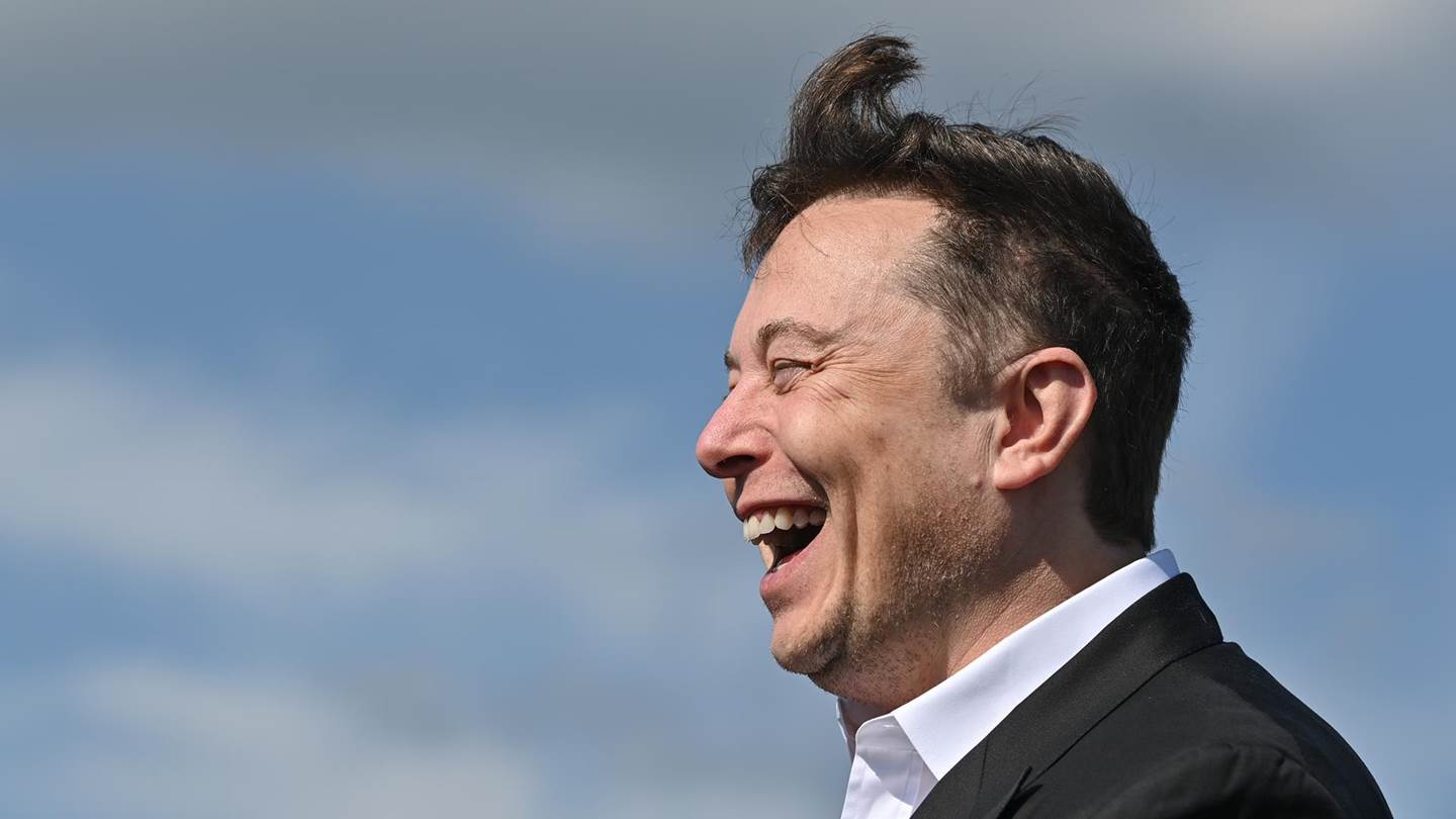 To beef δισεκατομμυρίων ανάμεσα σε Elon Musk και Jeff Bezos