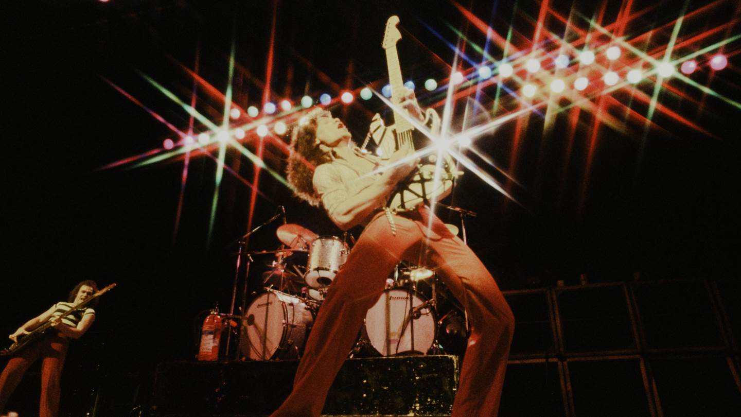 Στο σφυρί δύο ηλεκτρικές κιθάρες του Eddie Van Halen