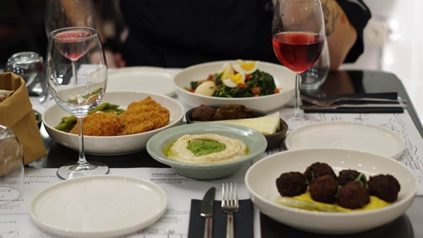 Στη Στοά Φιξ θα δοκιμάσεις τα πιο νόστιμα κεφτεδάκια της Αθήνας