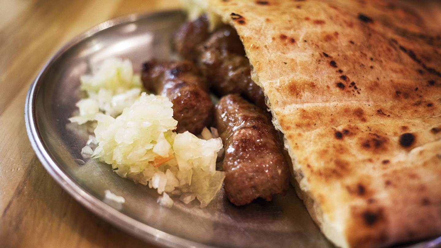 Πώς θα φτιάξεις το cevapcici, το κεμπάπ της Βοσνίας
