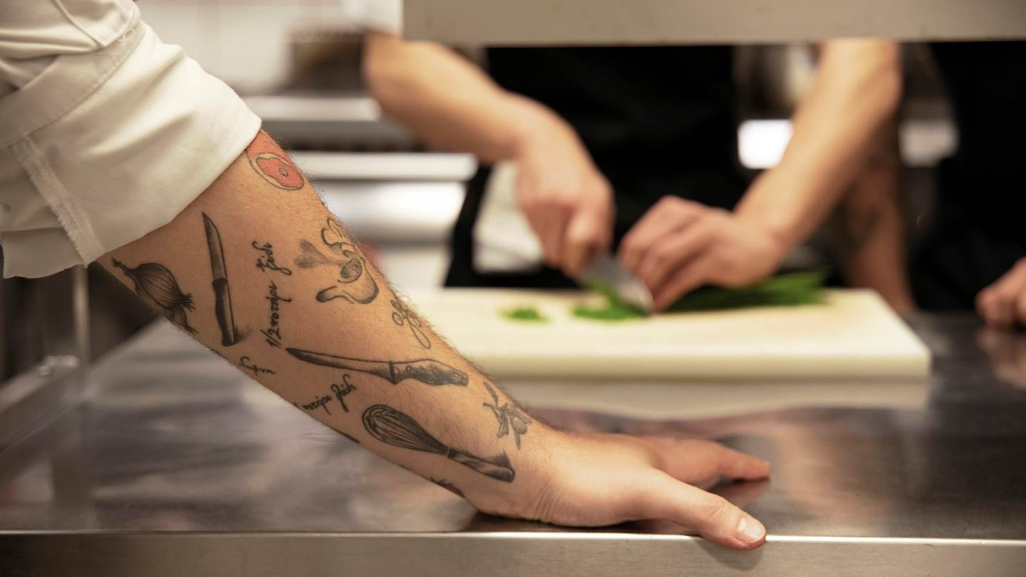 Τι πραγματικά συμβαίνει στις κουζίνες των εστιατορίων