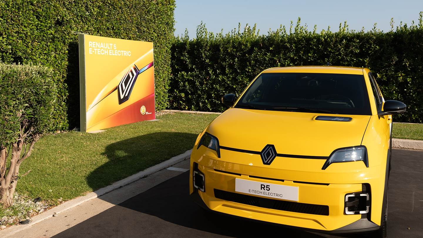 Το νέο Renault 5 έδωσε μαθήματα στυλ και τεχνολογίας στο Esquire Summerhouse