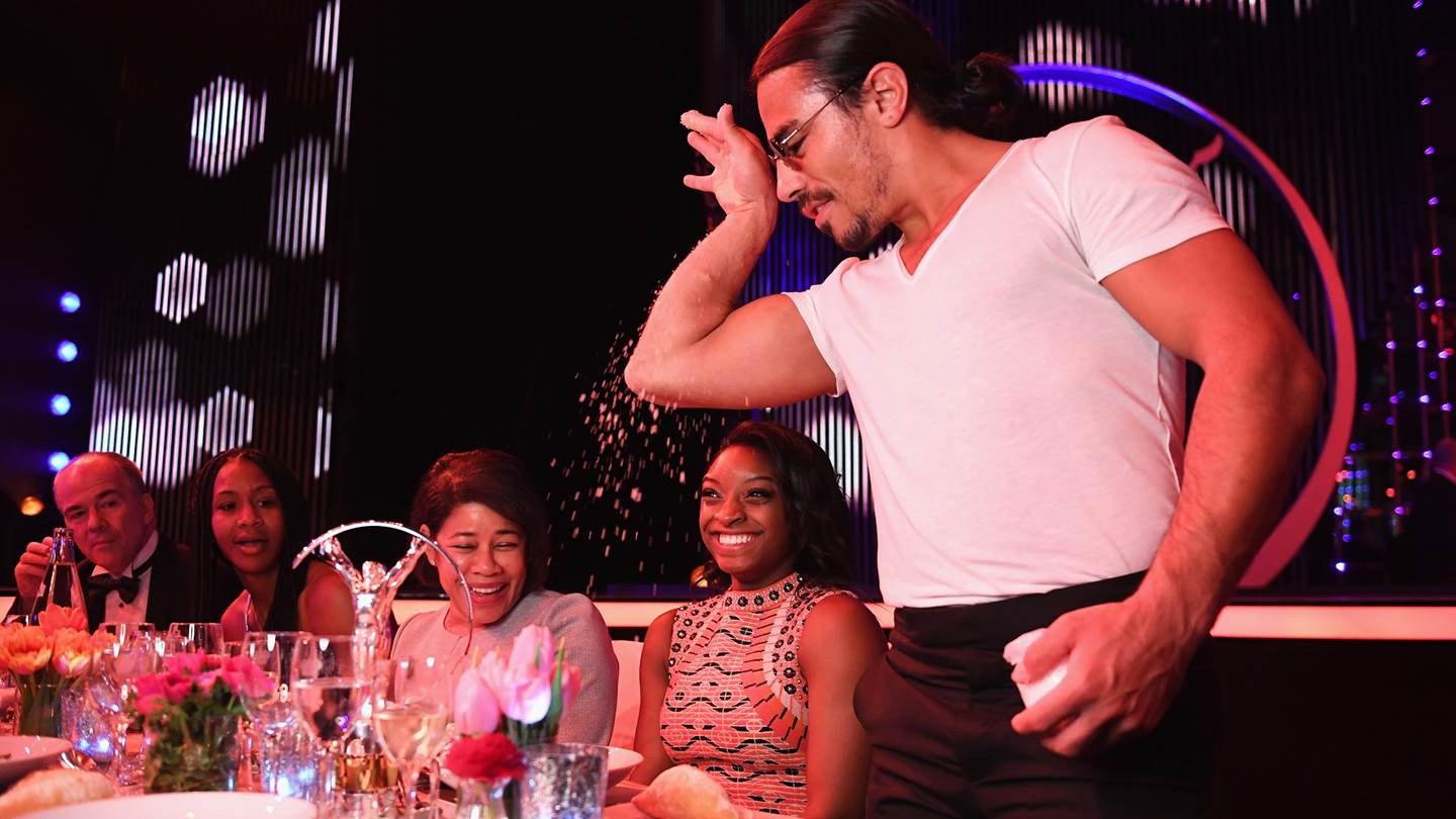 Γιατί όλοι έχουν ξενερώσει με τo εστιατόριo του Nusret στο Λονδίνο