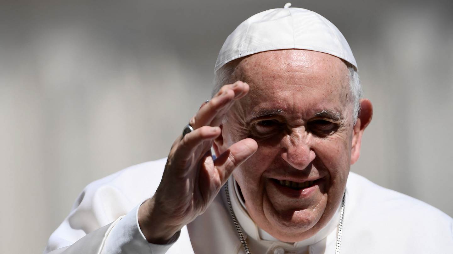 Ο Πάπας επιστρέφει τρία θραύσματα των Γλυπτών του Παρθενώνα