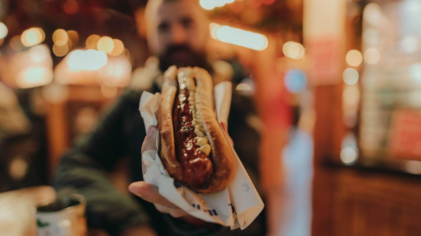 Να πώς φτιάχνεται το hot dog - και είναι πιο αηδιαστικό από ό,τι φαντάζεσαι